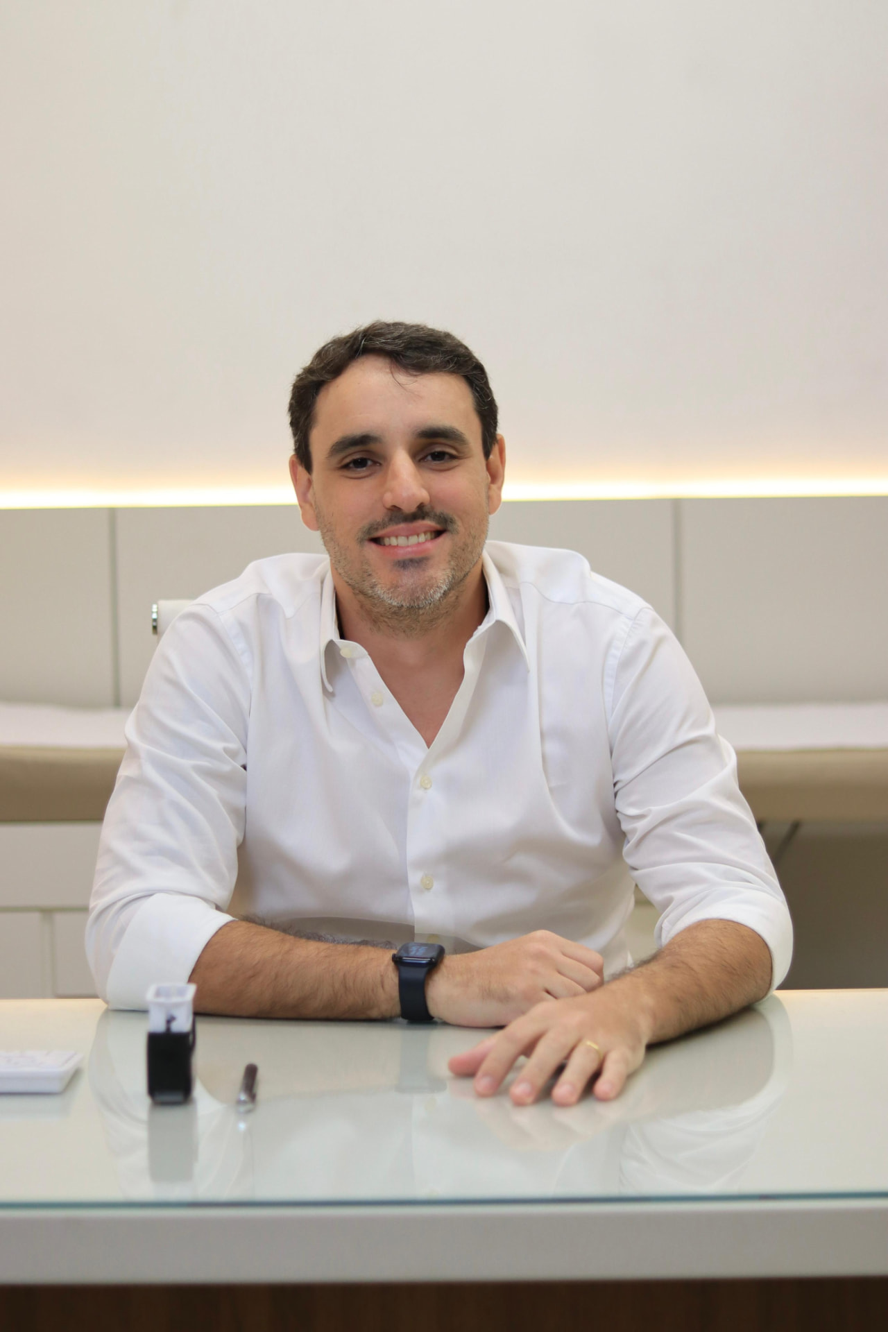 Dr. Pedro, infectologista e idealizador da iMDxpert, sentado à mesa em ambiente clínico